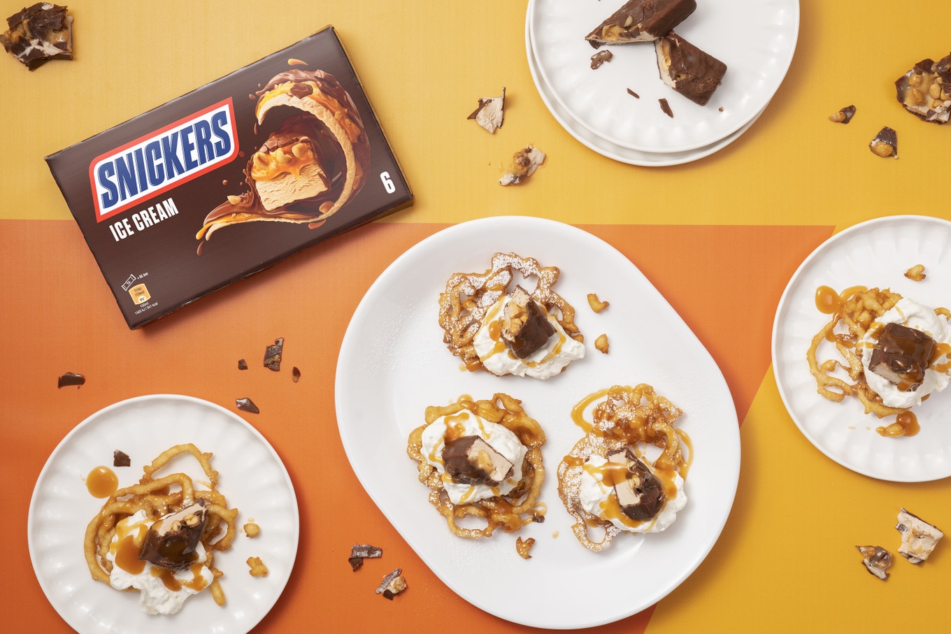 Gâteaux entonnoir Snickers assis sur la table