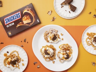 Gâteaux entonnoir Snickers assis sur la table